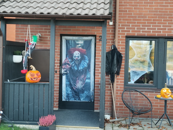 Mycket halloween med denna husentré, dvs monster, spindelväv, pumpor, otäck clown, osv.