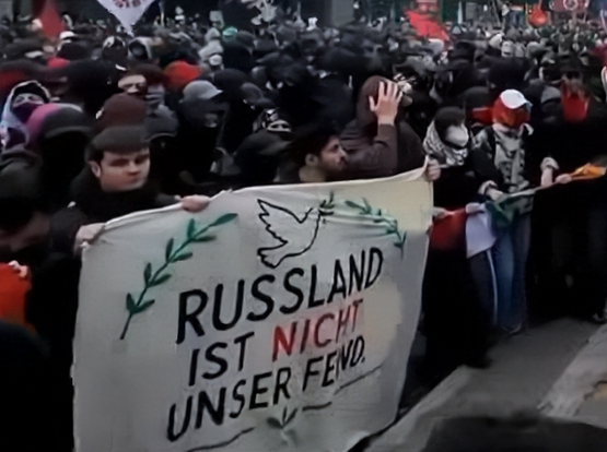 Hier werden Banner gehalten mit "Russland ist nicht unser Feind".